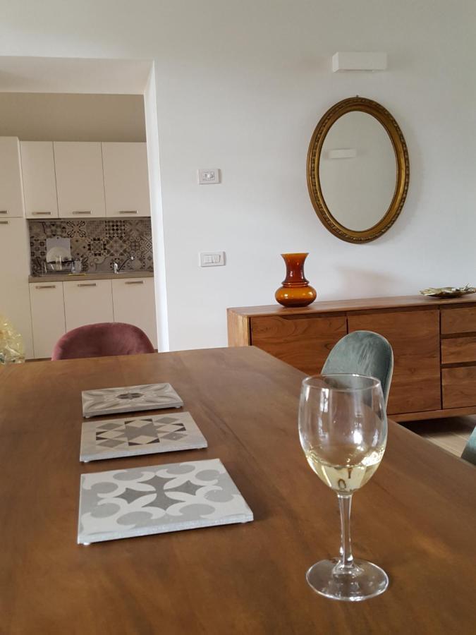 Villa Maghetti - Modernized Flat In Historic Palazzo In The Center Of Luino Exterior foto